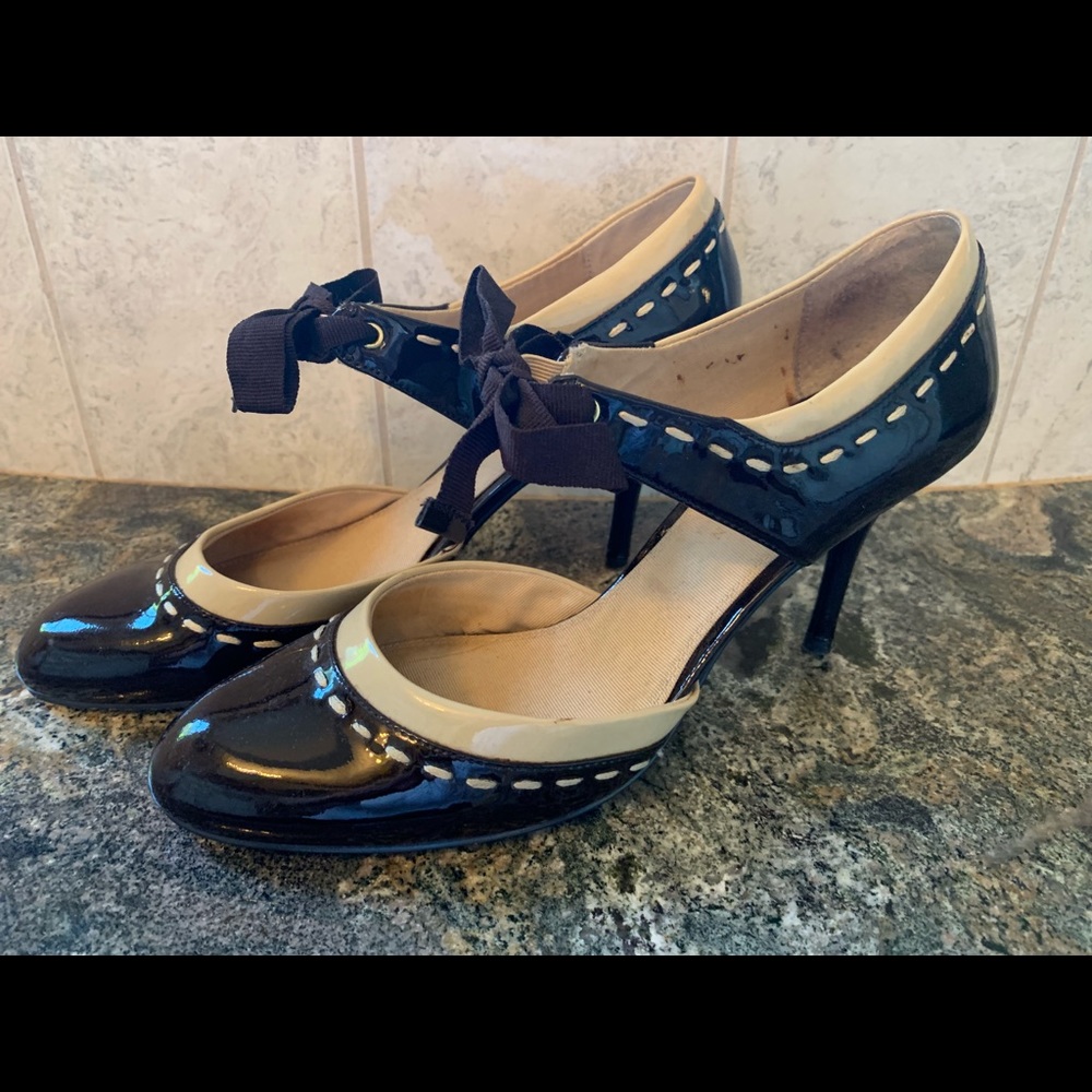 Ann Klein adorable bow tie low heels. Size 8.